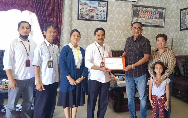  Ketua DPRD Kota Palangka Raya, Sigit Karyawan Yunianto menerima petugas BPS saat pendataan awal Regsosek. (FOTO: HENDRI)