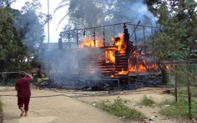 Kebakaran rumah di Desa Jakatan Masaha, Kecamatan Mandau Talawang, Kabupaten Kapuas pada Rabu, 26 Oktober 2022. (FOTO: BPBD KAPUAS)