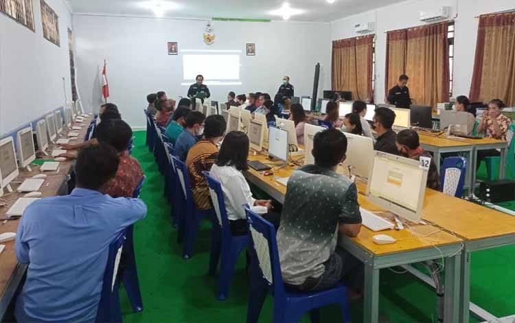 Seleksi tertulis calon anggota Panwaslu Kecamatan di Kabupaten Barito Timur yang dilaksanakan pada 14 Oktober 2022. (FOTO: BOLE MALO)
