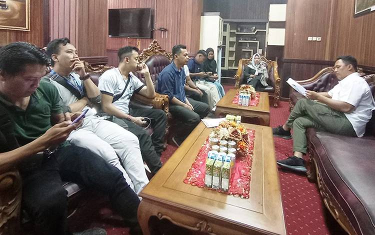 Pengurus dan Anggota PWI Kabupaten Lamandau menggelar audiensi dengan Bupati Hendra Lesmana di ruang kerjanya.(FOTO : ISTIMEWA)