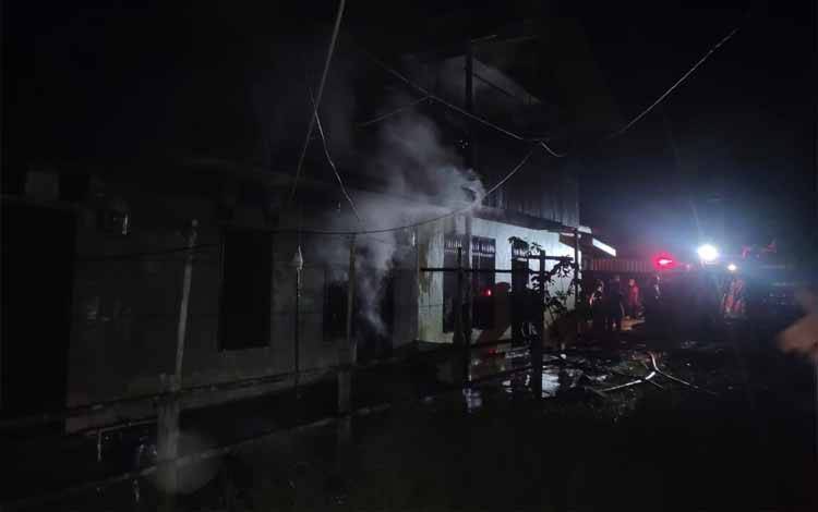 Peristiwa kebakaran yang menghanguskan bangunan barak 5 pintu di Kuala Pembuang, tadi malam (Foto: Dinas Damkar dan Penyelamatan)