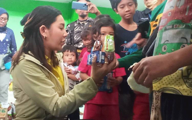 CEO Abdul Rasyid Foundation dan Klinik Bisnis, Monica Putri sast membagikan snack bagi anak-anak korban banjir dilokasi penampungan Gedung PCNU Kobar, Jalan Diponegoro, Pangkalan Bun, Jumat, 28 Oktober 2022.