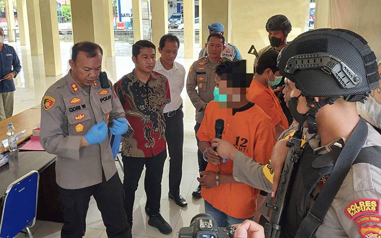 Kapolres Kapuas AKBP Qori Wicaksono saat introgasi tersangka pembunuhan dalam rilis kasus, Jumat, 28 Oktober 2022. (FOTO: DODI)