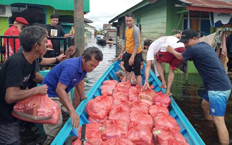 Penyaluran bantuan sembako untuk warga terdampak banjir dalam momen Sumpah Pemuda yang dilakukan seluruh elemen di Kabupaten Kobar, Jumat, 28 Oktober 2022. (FOTO: WAHYU KRIDA)