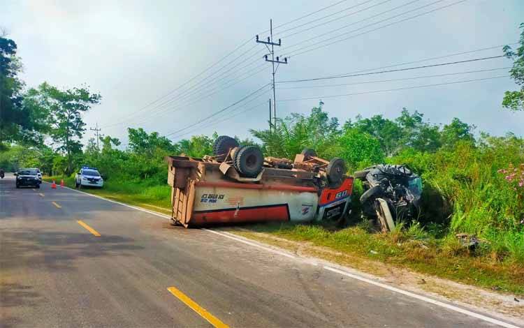 Kecelakaan terjadi di Jalan Tjilik Riwut Km 28 Kelurahan Tangkiling Kecamatan Bukit Batu Kota Palangka Raya, Jumat, 28 Oktober 2022. (POTO : PARLIN TAMBUNAN)