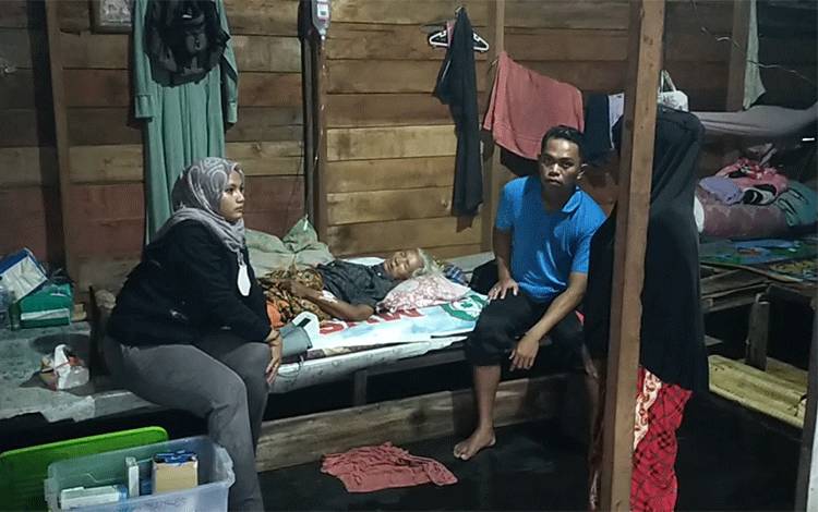 Tim kesehatan Pemkab Kotim saat memeriksa kondisi nenek yang sakit ditengah musibah banjir melanda. Meskipun sakit keras, keluarga menolak untuk dirawat di Rumah Sakit Umum Daerah (RSUD) dr Murjani Sampit.
