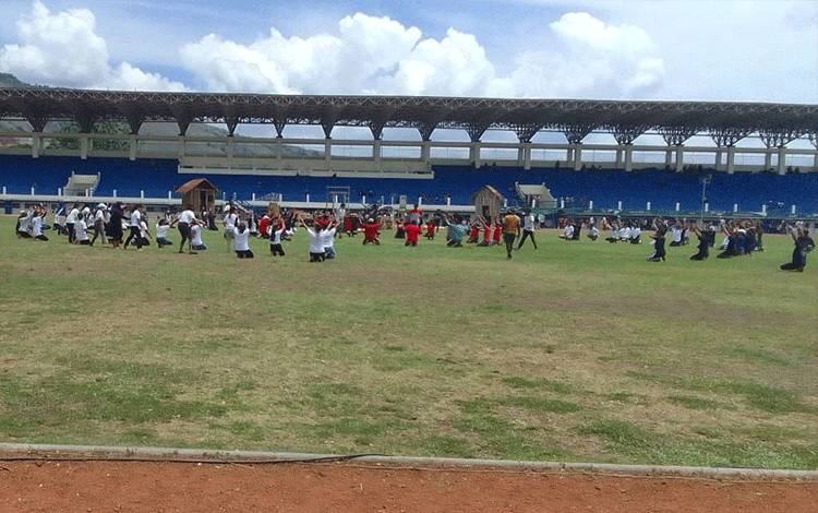 Para penari saat melakukan latihan di Stadion Barnabas Youwe, Sentani. ANTARA/HO-Panitia KMAN