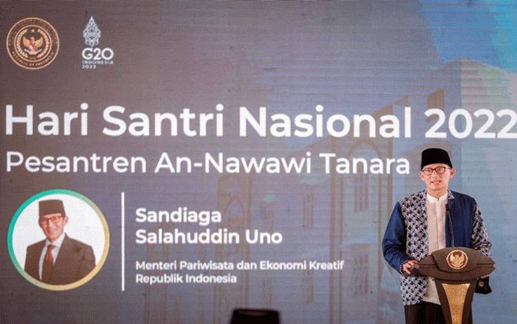 Menteri Pariwisata dan Ekonomi Kreatif Sandiaga Uno saat memberikan sambutan dalam Peringatan Hari Santri Nasional di Pesantren An Nawawi Tanara, Serang, Banten, Jumat (28/10/2022). ANTARA/HO-Kemenparekraf