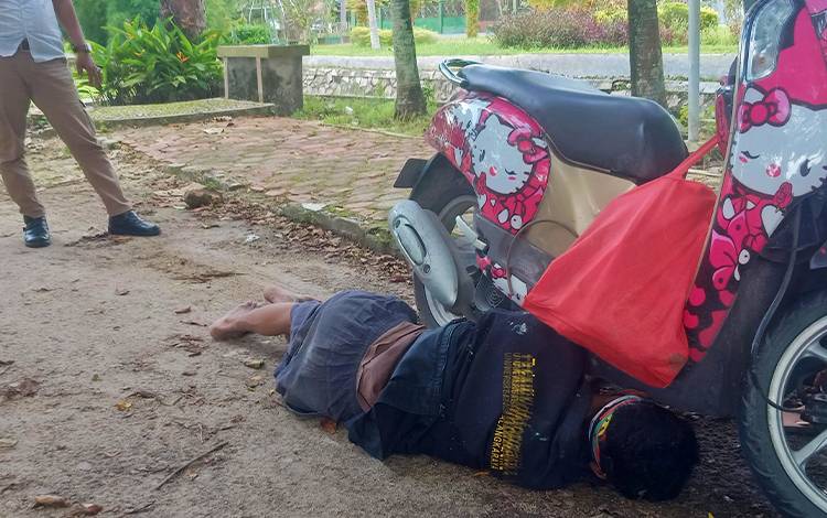  Pria tergeletak di pinggir Jalan Hasanudin Palangka Raya, Sabtu, 29 Oktober 2022. (POTO: PARLIN TAMBUNAN).
