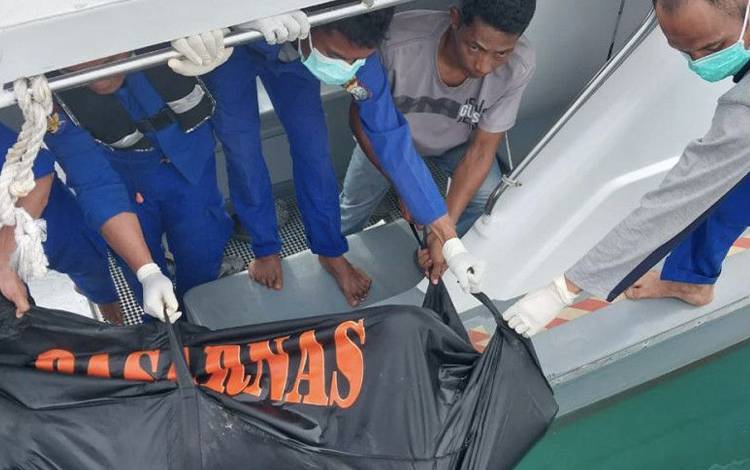 Petugas evakuasi mayat tanpa identitas yang terapung di perairan Batam, Kepri. ANTARA/HO-Polairud Polresta Barelang