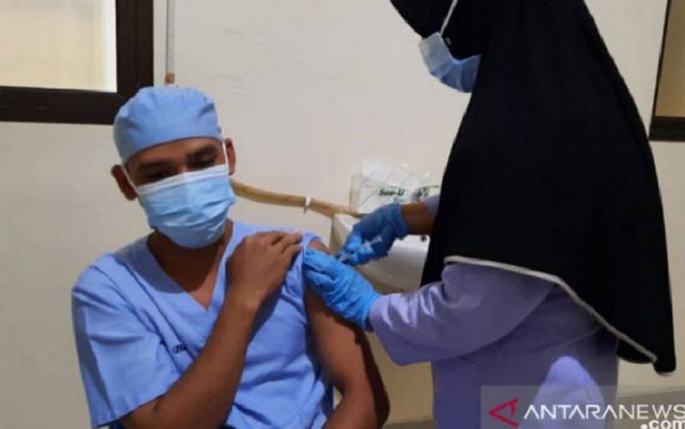 Ilustrasi - Seorang dokter memperlihatkan vaksin Covid-19 Moderna untuk dosis ketiga (booster) bagi tenaga kesehatan di RSUD Dumai, Riau, Selasa (24/7/2022). ANTARA/Aswaddy Hamid/am.