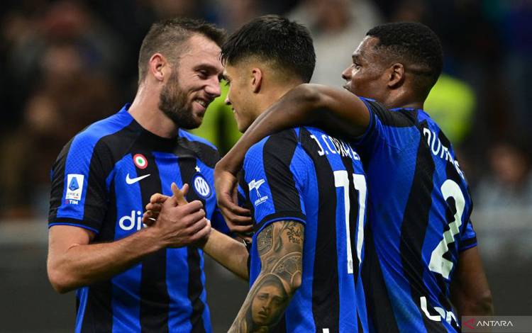 Penyerang Inter Milan Joaquin Correa (tengah) dan rekan setimnya melakukan selebrasi usai mencetak gol dalam pertandingan Liga Italia lawan Sampdoria di Guisepe Meazza pada 30 Oktober 2022. ANTARA/AFP/MIGUEL MEDINA