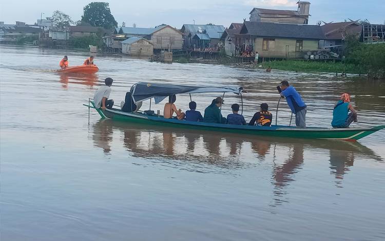 Petugas bersama relawan terus melakukan pencarian orang tenggelam, Minggu, 30 Oktober 2022. (POTO : PARLIN TAMBUNAN)