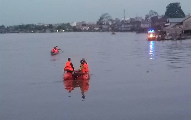  Petugas gabungan terus melakukan pencarian korban tenggelam, Minggu, 30 Oktober 2022. (POTO : PARLIN TAMBUNAN)