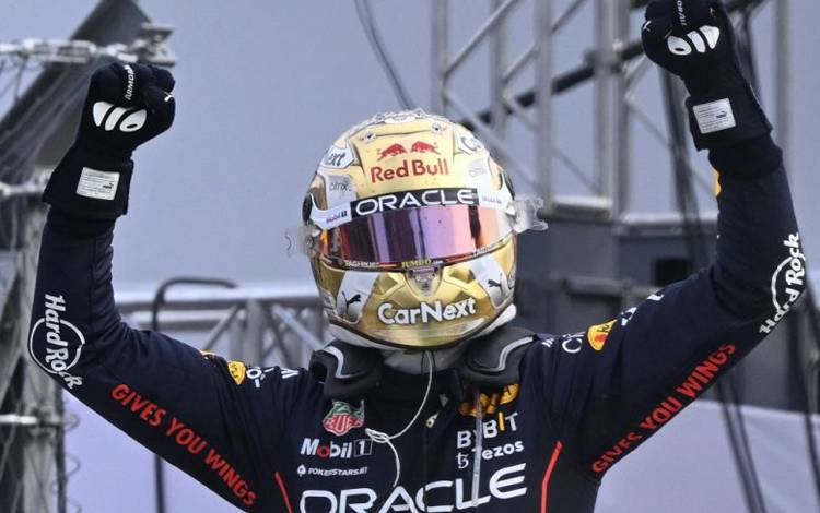 Pebalap tim Red Bull Max Verstappen melakukan selebrasi setelah memenangi Grand Prix Meksiko, Sirkuit Hermanos Rodriguez. (30/10/2022) (AFP/RODRIGO ARANGUA)