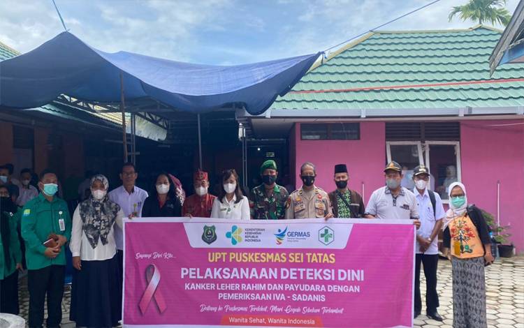 Plt Kepala Dinkes Kapuas dr Tonun Irawaty Panjaitan bersama jajaran Puskesmas Pulau Petak seusai kegiatan IVA dan SADANIS. (FOTO: IST)