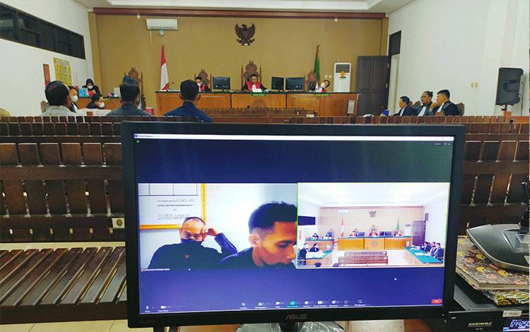 Kedua Terdakwa saat mendengarkan majelis hakim membacakan putusan sela secara virtual di Pengadilan Tipikor Palangka Raya, Senin 31 Oktober 2022.