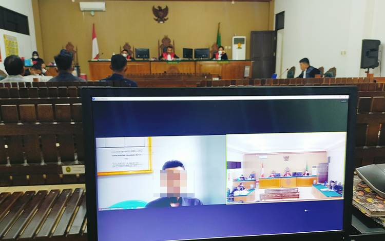 Terdakwa saat mendengarkan majelis hakim membacakan putusan sela di Pengadilan Tipikor Palangka Raya, Senin, 31 Oktober 2022. (FOTO: APRIANDO)
