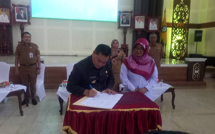 Bupati Kotim, Halikinnor teken MoU dana hibah bersama Ketua KPU, Siti Fathonah, Senin, 31 Oktober 2022.(FOTO: NISA)