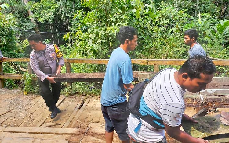 Perbaikan jembatan penghubung Desa Sibung dan Desa Puri di Kabupaten Barito Timur, Senin, 31 Oktober 2022. (FOTO: BOLE MALO)
