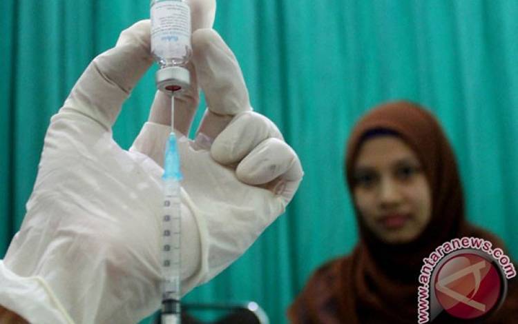 Petugas medis menyiapkan vaksin meningitis untuk warga yang hendak mengunjungi Tanah Suci Mekkah di Arab Saudi untuk menunaikan ibadah. (ANTARA FOTO/Ari Bowo Sucipto)