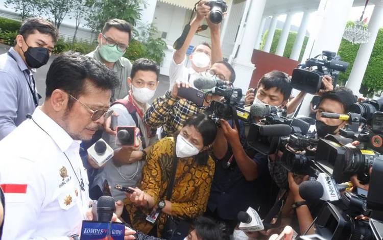 Menteri Pertanian Syahrul Yasin Limpo memberikan keterangan kepada wartawan di Istana Kepresidenan Jakarta, Senin (31/10/2022). ANTARA/Indra Arief Pribadi