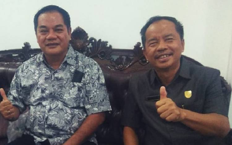 Anggota DPRD Kabupaten Gunung Mas Polie L Mihing (kanan) bersama dengan Untung Jaya Bangsa (kiri). (FOTO: ISTIMEWA)