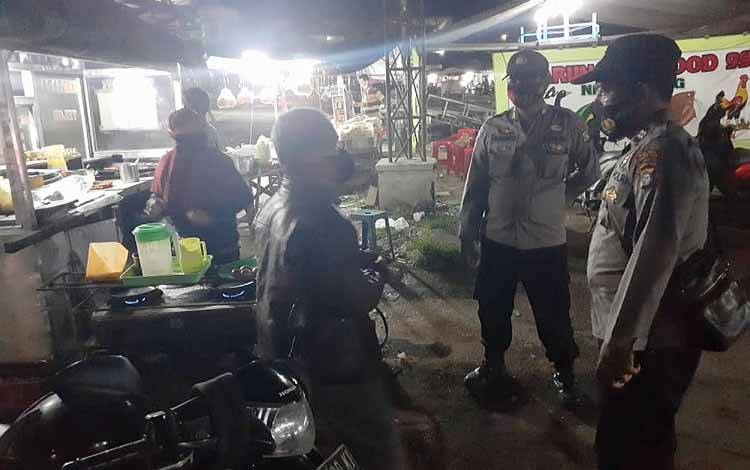 Personel Polsek Dusun Tengah melakukan patroli malam hingga dini hari, Rabu, 2 November 2022. (FOTO: BOLE MALO)
