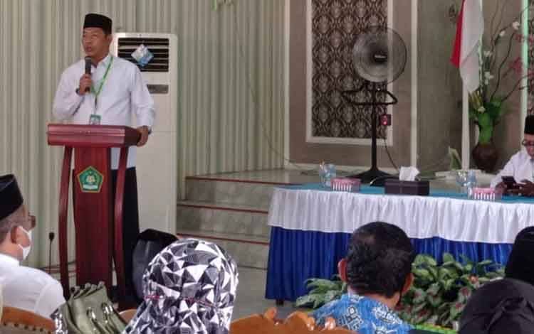 Kepala Kemenag Kapuas Hamidhan saat berikan arahan dalam kegiatan pemetaan wawasan kebangsaan bagi Penyuluh Agama Islam. (FOTO: IST)