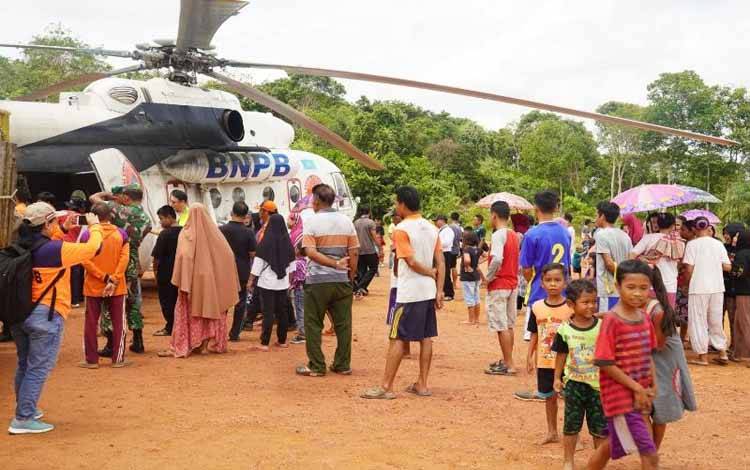 elikopter BNPB menyalurkan bantuan sembako kepada warga terdampak banjir di wilayah Kecamatan Seruyan Hulu, Rabu, (2/11). (ANTARA/HO-Pemprov Kalteng)
