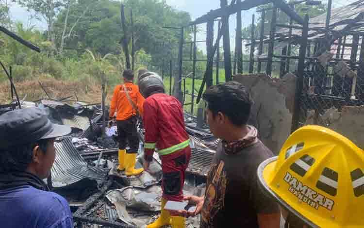 Petugas damkar gabungan lakukan pembasahan di lokasi kebakaran rumah di Komplek Perumahan Sumber Kurnia pada Kamis, 3 November 2022. (FOTO: BPBD KAPUAS)