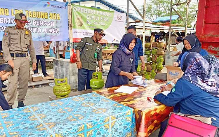 Pembagian elpiji tabung 3 kilogram kepada masyarakat di wilayah Komplek pasar Dermaga RT 09, RW 03, Kelurahan Lanjas, Rabu, 2 November 2022. (FOTO: DHANI)