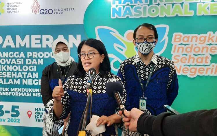 Dirjen Farmalkes Kementerian Kesehatan, Lucia Rizka Andalusia saat memberikan keterangan pers di Tangerang, Banten, Kamis (3/11/2022). (Azmi Samsul Maarif)