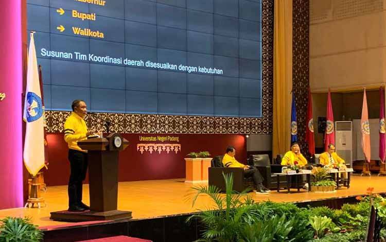 Menteri Pemuda dan Olahraga Zainudin Amali memberikan persentasi di Universitas Negeri Padang pada Kamis (3/11/2022) (ANTARA/Mario Sofia Nasution)