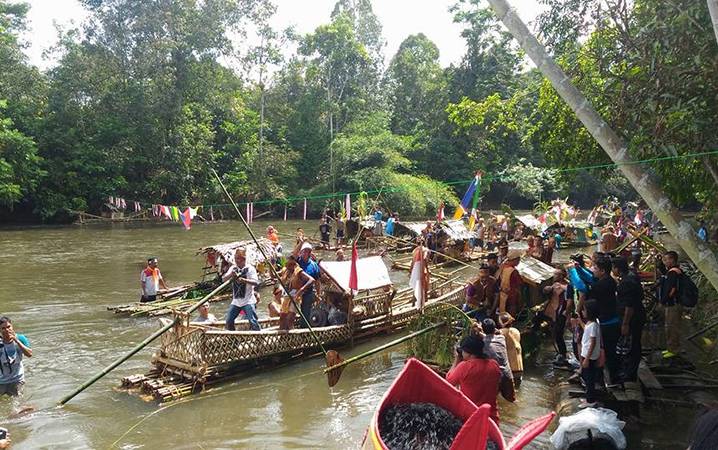 Sejumlah peserta Festival Balayah Lanting tengah bersiap bertualang di Riam Tinggi menggunakan rafting bamboo. (FOTO: HENDI NURFALAH) 
