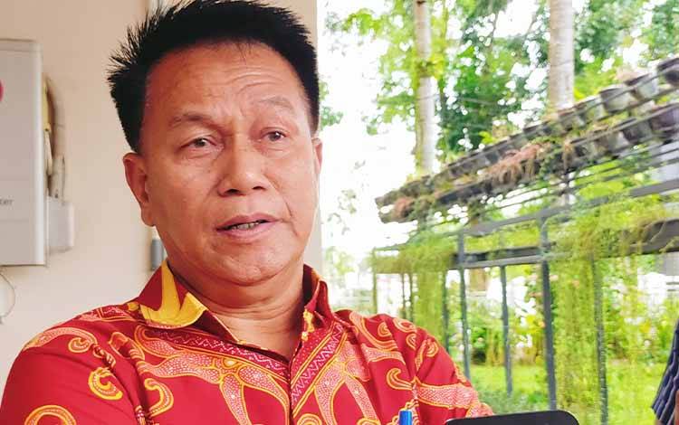 Sekretaris Dinas PUPR Provinsi Kalteng Syahrani saat diwawancarai, Jumat, 4 November 2022. (FOTO: APRIANDO)