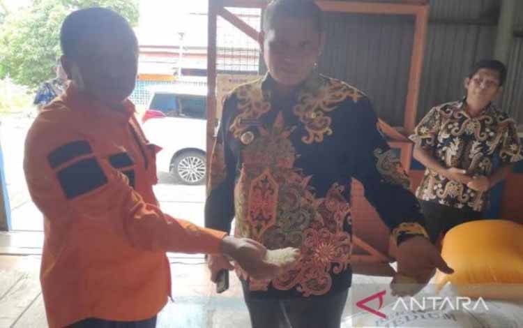 Penjabat Bupati Kotawaringin Barat Anang Dirjo meninjau gudang beras Bulog Pangkalan Bun untuk memastikan ketersediaan beras untuk membantu korban banjir di wilayahnya. (ANTARA/M Husein Asyari)