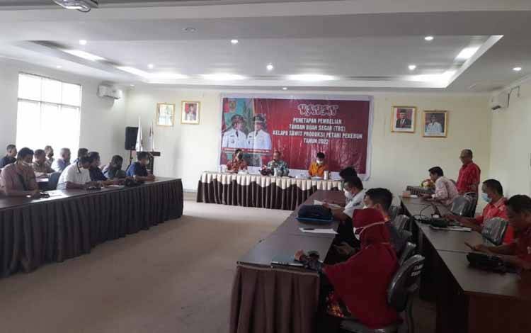Rapat penetapan pembelian TBS Kelapa Sawit Kalteng di Aula Disbun Provinsi Kalteng awal November 2022. (FOTO: IST)