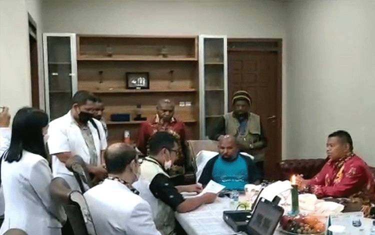 Tim dokter KPK saat melakukan pemeriksaan kesehatan terhadap Gubernur Papua Luka Enembe di Jayapura, Kamis (4/11). (ANTARA/HO/Dokumen Pribadi)