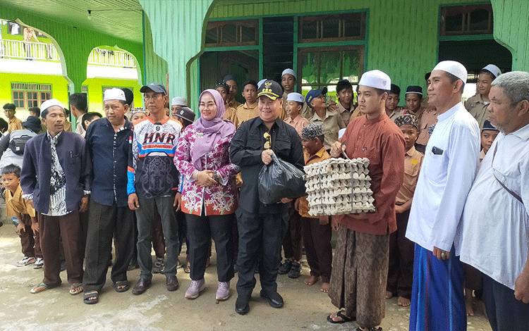 Bupati Kotim Halikinnor menyerahkan bantuan sembako untuk Pondok Pesantren Sabilal Muhtadin, Sabtu, 5 November 2022/