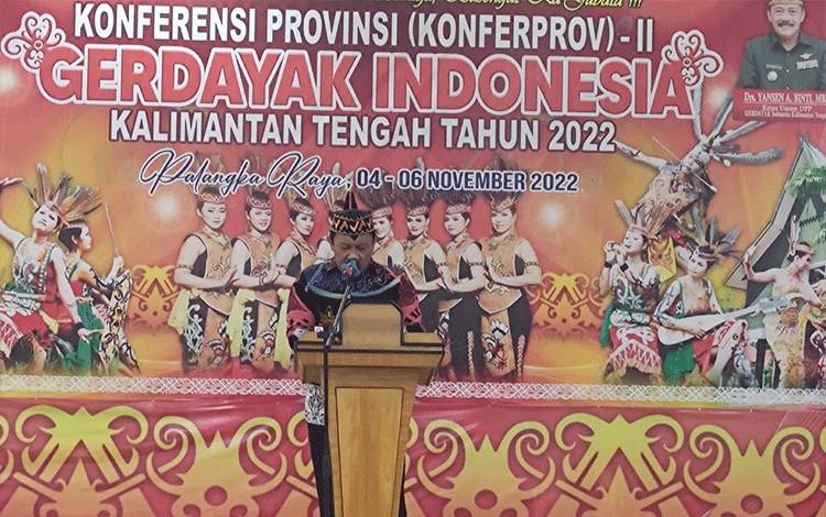 Wakil Gubernur Kalimantan Tengah (Kalteng), Edy Pratowo saat menghadiri KonferProv ke 2 Gerakan Pemuda Dayak (Gerdayak) Indonesia Kalteng Tahun 2022, di Hotel Dandang Tingang, Sabtu, 5 November 2022. (FOTO: HERMAWAN)