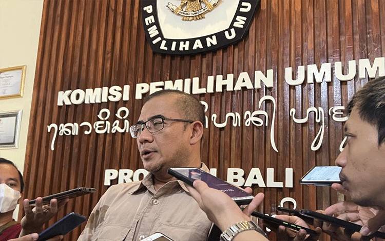 Ketua KPU RI Hasyim Asy'ari memberikan keterangan kepada wartawan di Kantor KPU Provinsi Bali, Sabtu (5/11/2022). (ANTARA/Putu Indah Savitri)