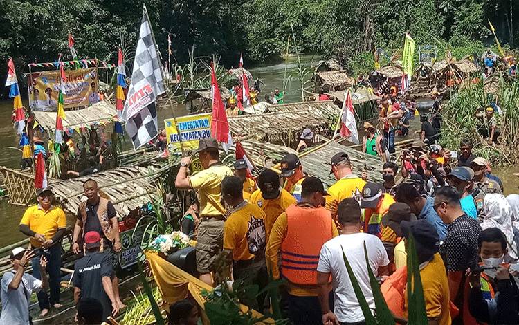 Ribuan pengunjung saksikan Festival Balayah Lanting yang digelar di Kecamatan Delang, Kabupaten Lamandau. (FOTO : HENDI NURFALAH)