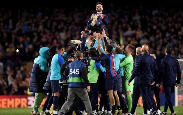 Para pemain Barcelona mengangkat bek tengah Gerard Pique pada akhir pertandingan LaLiga antara FC Barcelona dan UD Almeria, di Stadion Camp Nou, di Barcelona pada 5 November 2022. Photo by Josep LAGO / AFP) (AFP/JOSEP LAGO