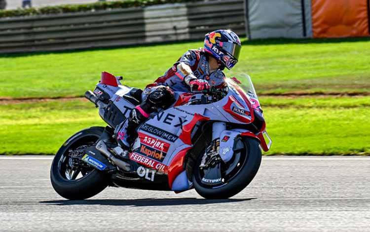 Pebalap Gresini Racing Enea Bastianini saat menjalani kualifikasi MotoGP Valencia di Sirkuit Ricardo Tormo, Sabtu (6/11/2022). (ANTARA/HO/MotoGP-Gresini Racing)