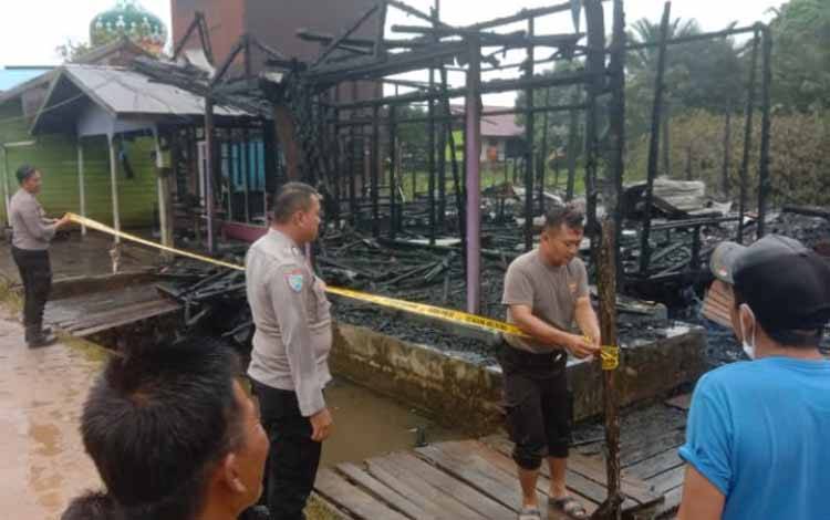 Musibah kebakaran menghanguskan 2 rumah dan 1 unit sepeda motor di Desa Samba Katung, Katingan Tengah, Minggu subuh 6 November 2022