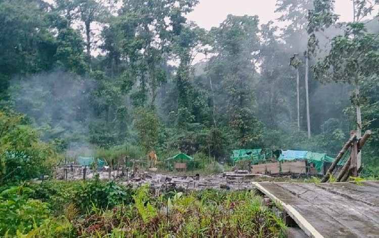 Camp penambangan di kampung Kawe, Kabupaten Pegunungan Bintang, Minggu (6/11) diserang dan dibalas OTK, seorang meninggal. (ANTARA/HO/Polres Pegunungan Bintang)