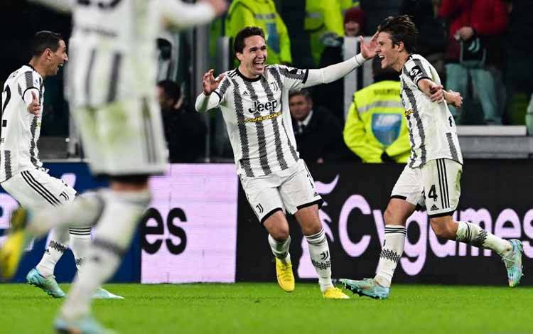 Gelandang Juventus Nicolo Fagioli (tengah) melakukan selebrasi dengan penyerang Federico Chiesa (kanan) dalam pertandingan Liga Italia lawan Inter Milan di Allianz Stadium pada 7 November 2022. ANTARA/AFP/MIGUEL MEDINA
