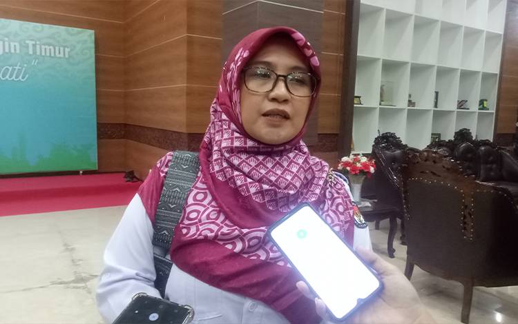 Ketua KPU Kotim, Siti Fathonah saat diwawancarai wartawan. (FOTO: NISA)