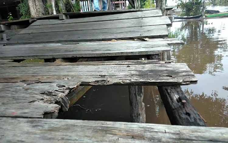 Kondisi jembatan titian di kampung Katimpun bawah sebelum dilakukan pembangunan.